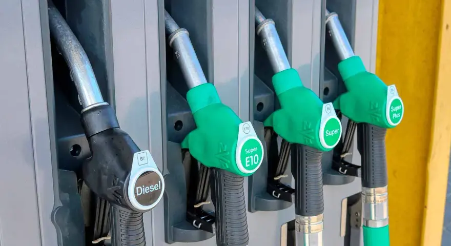 Boquillas de gasolinera: una negra para Diesel y tres verdes para Super E10 y Super Plus. Así puedes saber si un coche es gasolina o diésel.