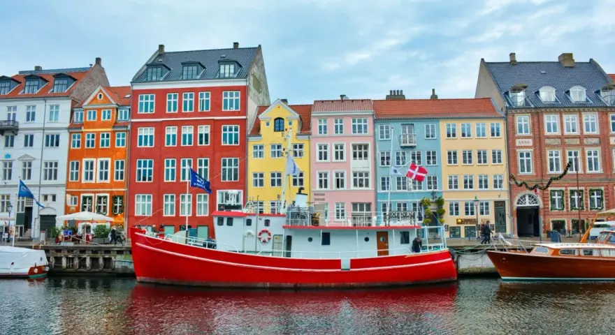 Canal de Nyhavn, Copenhague. Coloridas casas y barcos, un lugar imperdible que ver en Dinamarca.