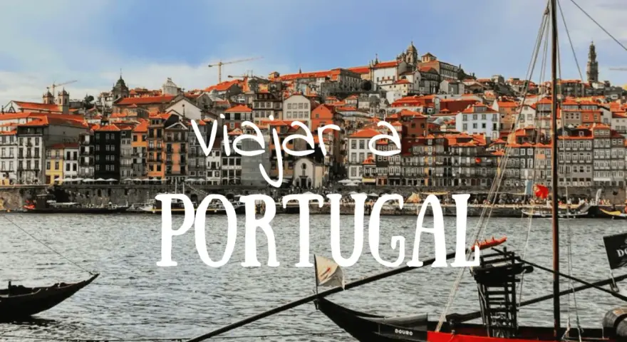 Barcos tradicionales navegan por el río Duero ante la colorida Ribeira de Oporto. ¡Un sueño para viajar a Portugal!