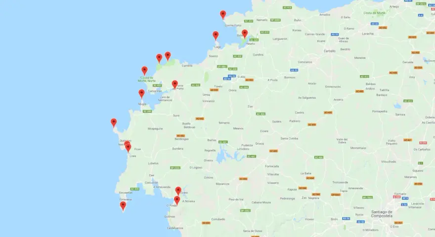 Ruta en coche por la Costa da Morte, con puntos de interés marcados en el mapa.