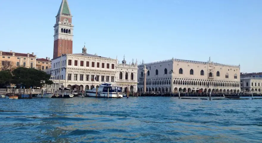 Vista del Gran Canal de Venecia con el Palacio Ducal y el Campanario. Ideal para tu Venezia unica city pass.