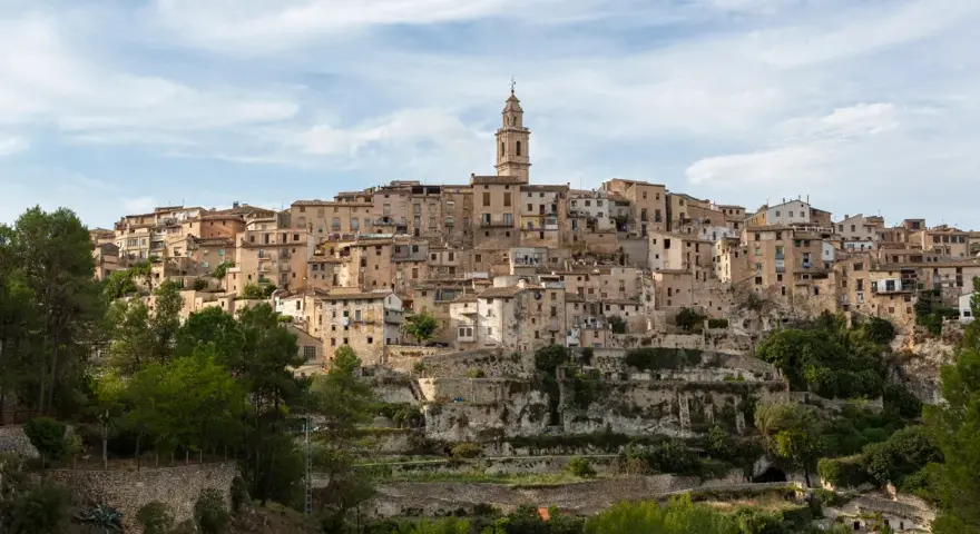 Pueblo de Bocairent en cuesta, ideal para comer y pasear entre sus casas de piedra y su torre campanario.