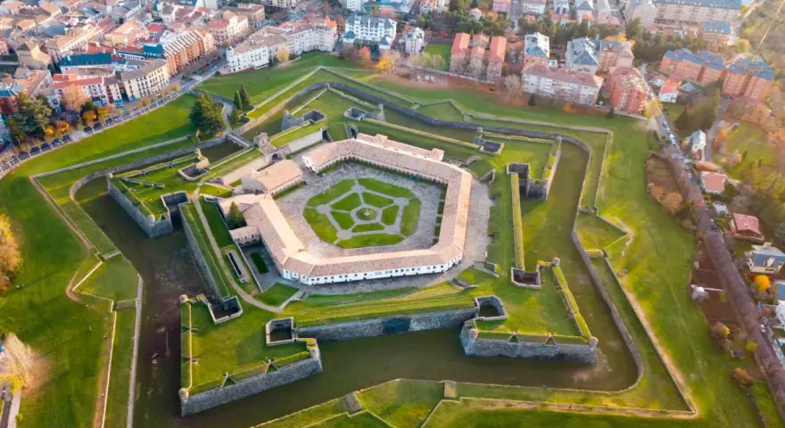 Fortaleza de Jaca, un impresionante ejemplo de arquitectura militar, es un lugar clave que ver en Jaca. Sus fosos y bastiones forman una estrella.