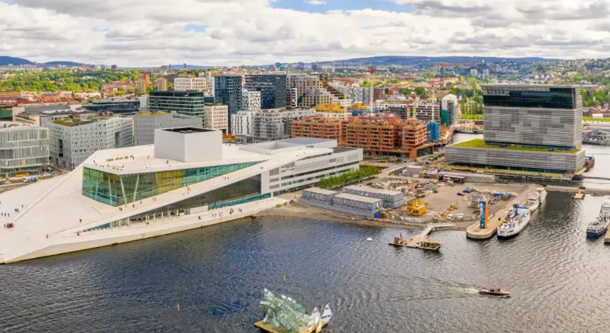 Vista aérea de la Ópera de Oslo y el moderno distrito de Bjørvika. ¡Perfecto para saber qué ver en Oslo en 1 día!