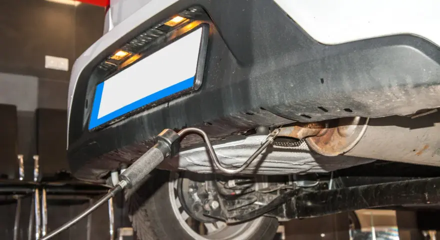 Sonda conectada al tubo de escape para comprobar emisiones coche.