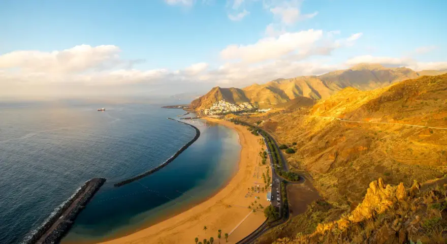 Playa de Las Teresitas, Tenerife. Un plan perfecto para saber qué ver en Tenerife en una semana, con su arena dorada y montañas al atardecer.