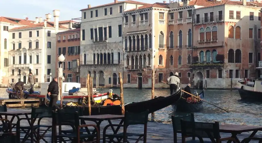 Un paseo en góndola es perfecto para tu plan de Venecia en 3 días. Edificios históricos y canales te esperan.