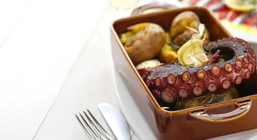 Pulpo asado con patatas y limón, una delicia para saber donde comer en Guimarães.