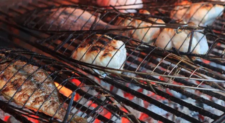 Pescado a la parrilla, una delicia para comer en Getaria. Las brasas dan un toque ahumado perfecto.