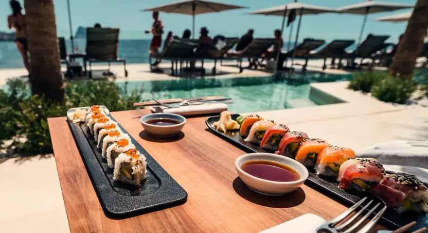 Delicioso sushi junto a la piscina, ideal para saber donde comer en Ibiza. Disfruta de la vista y el sabor.
