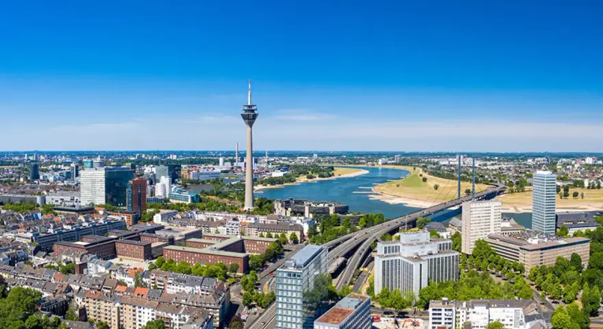 Vista panorámica de Düsseldorf con la Torre de Telecomunicaciones y el río Rin. Descubre qué ver en Düsseldorf, una ciudad vibrante.