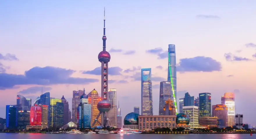 El horizonte de Shanghái al atardecer, con la Torre de la Perla Oriental y rascacielos iluminados. Un sueño para un viaje a China 10 días.