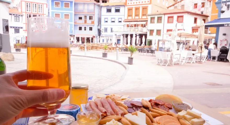 Disfruta de una cerveza y una tabla de quesos y embutidos en Cudillero. ¡Un lugar perfecto donde comer!