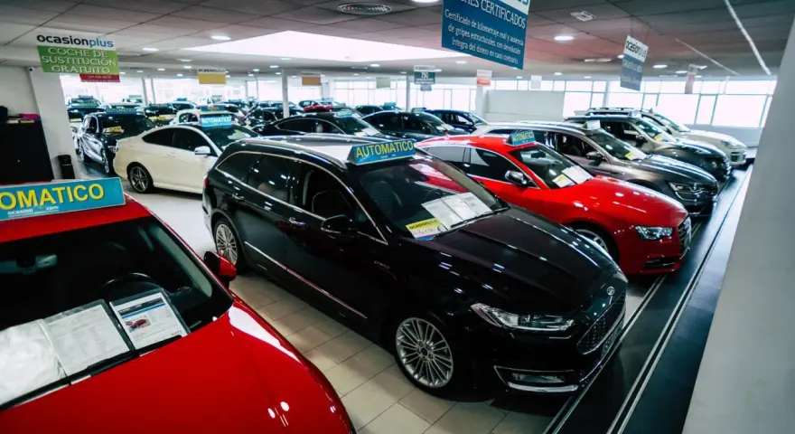 Exhibición de coches en concesionario. Varios vehículos, algunos automáticos, listos para la venta. Aquí encuentras qué significa vehículo de ocasión.