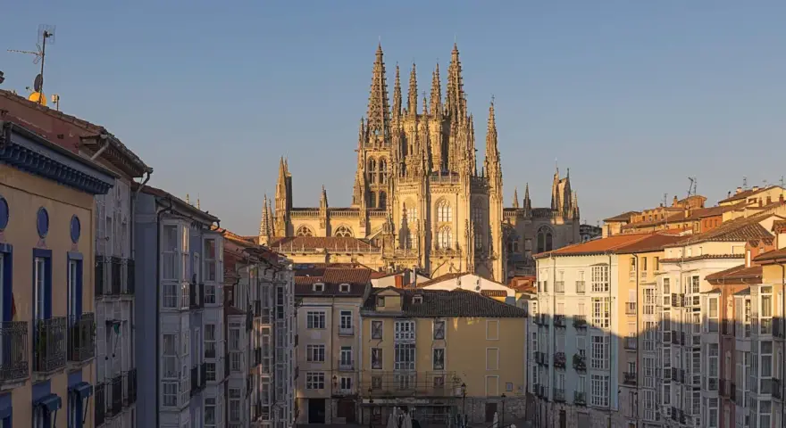 La majestuosa Catedral de Burgos se alza tras una plaza con edificios de balcones, un lugar imprescindible que ver en Burgos.