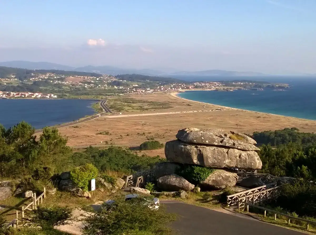 Vista panorámica de O Grove: costa, playa, lago y rocas. Ideal para saber qué ver en O Grove.