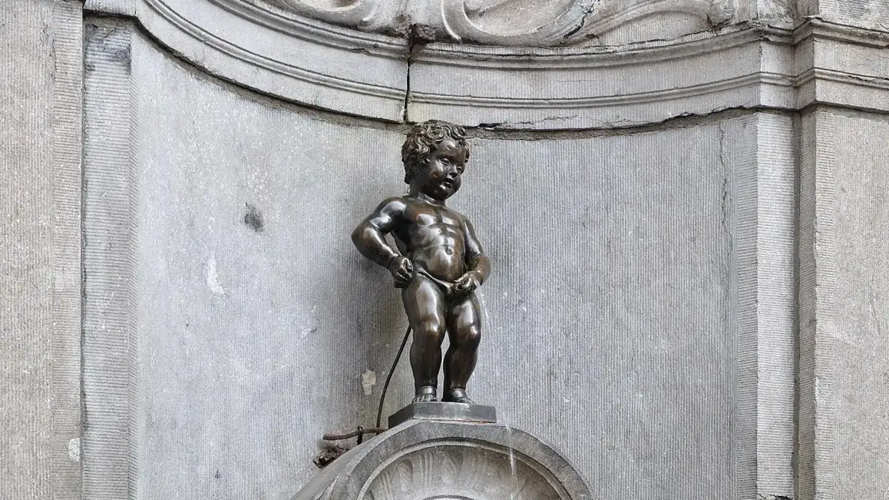 El Manneken Pis, un &iacute;cono que ver en Bruselas, orina en su fuente.