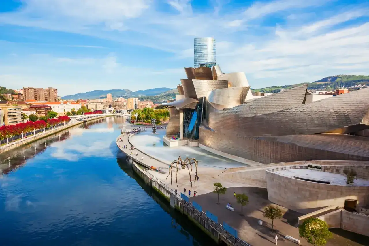 Museo Guggenheim y el r&iacute;o Nervi&oacute;n, un lugar ic&oacute;nico que ver en Bilbao en 2 d&iacute;as. La ara&ntilde;a gigante Maman vigila la entrada.
