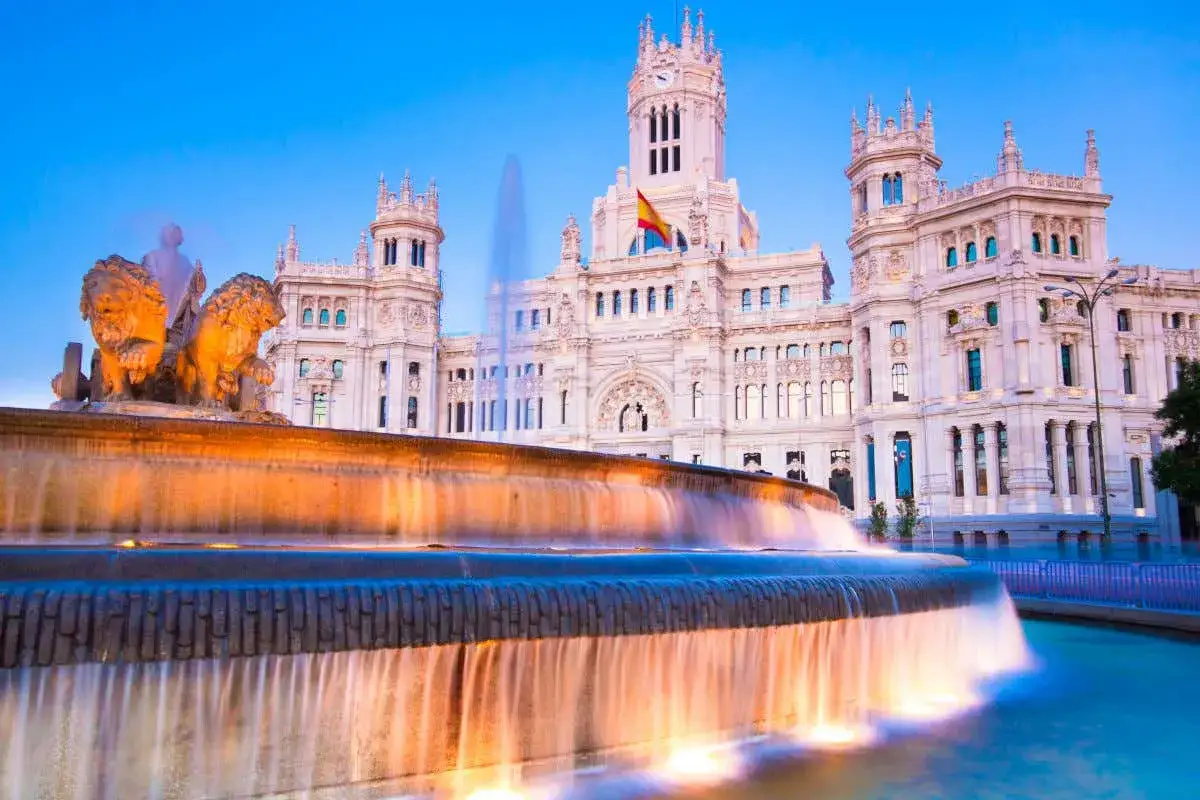 Fuente de Cibeles y el Palacio de Comunicaciones, un lugar ic&oacute;nico que ver en Madrid.