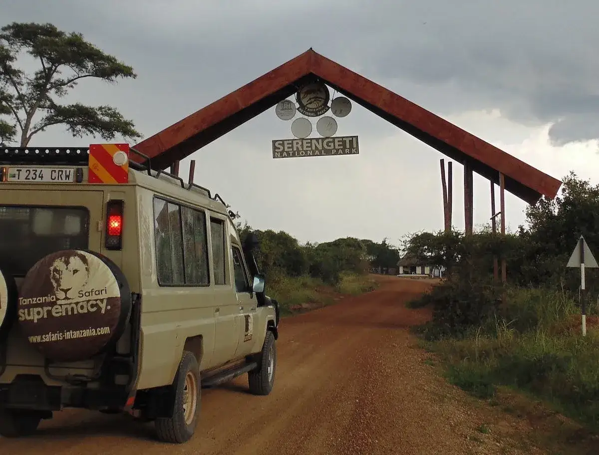 Veh&iacute;culo listo para viajar a Tanzania, llegando a la entrada del Parque Nacional Serengeti.