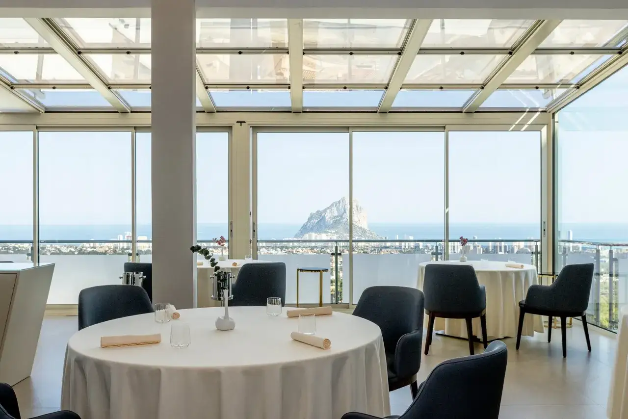 Elegante comedor con vistas al mar y al Pe&ntilde;&oacute;n de Ifach. Un lugar perfecto para saber donde comer en Calpe.