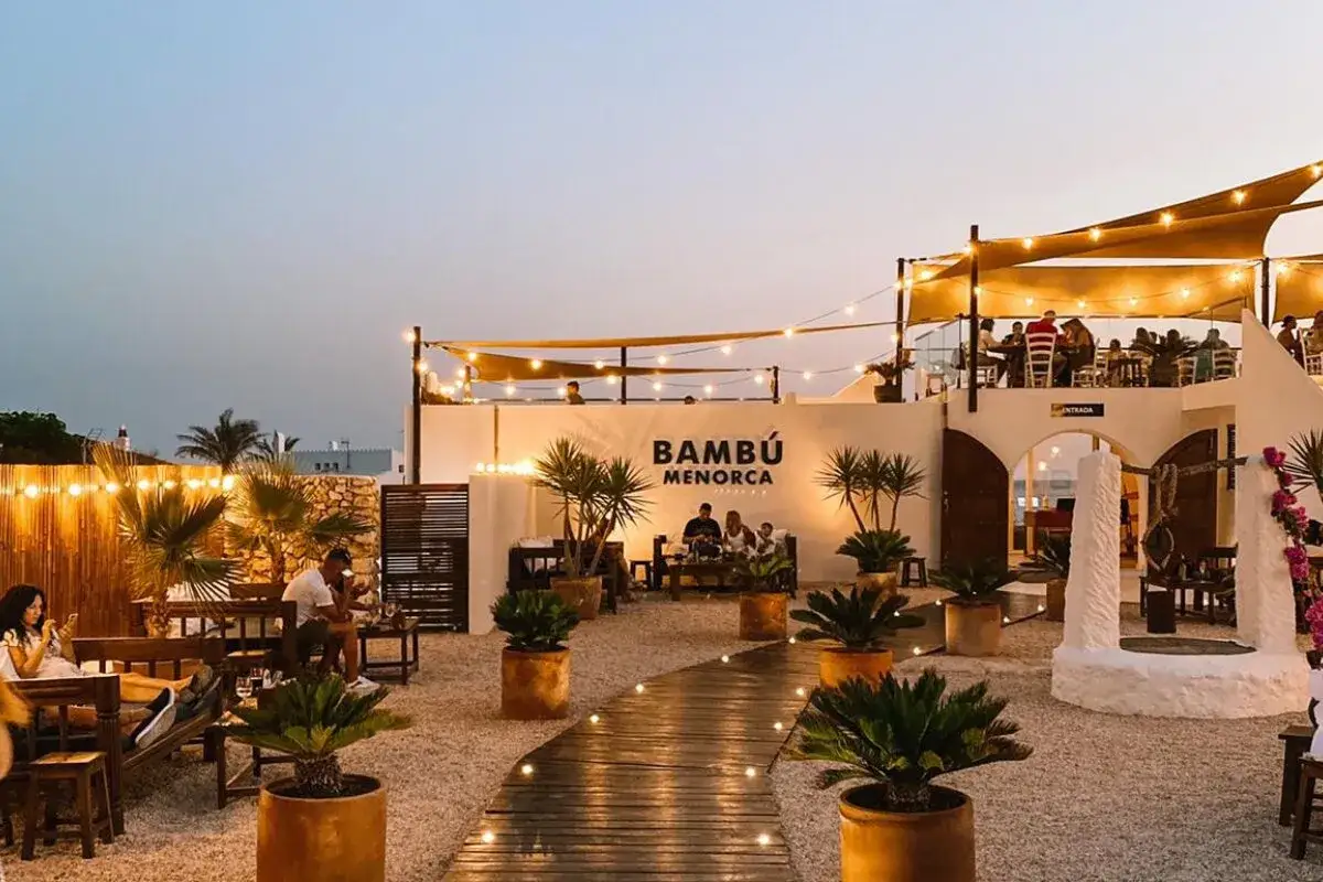 Un lugar ideal donde comer en Menorca: Bamb&uacute; Menorca, con su terraza iluminada y ambiente relajado.