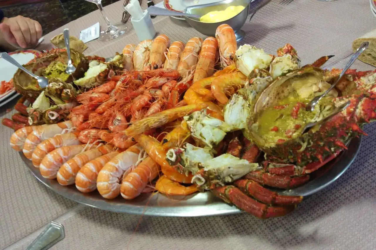 Marisco fresco listo para comer en Cambados: cigalas, gambas y centollo en una bandeja.
