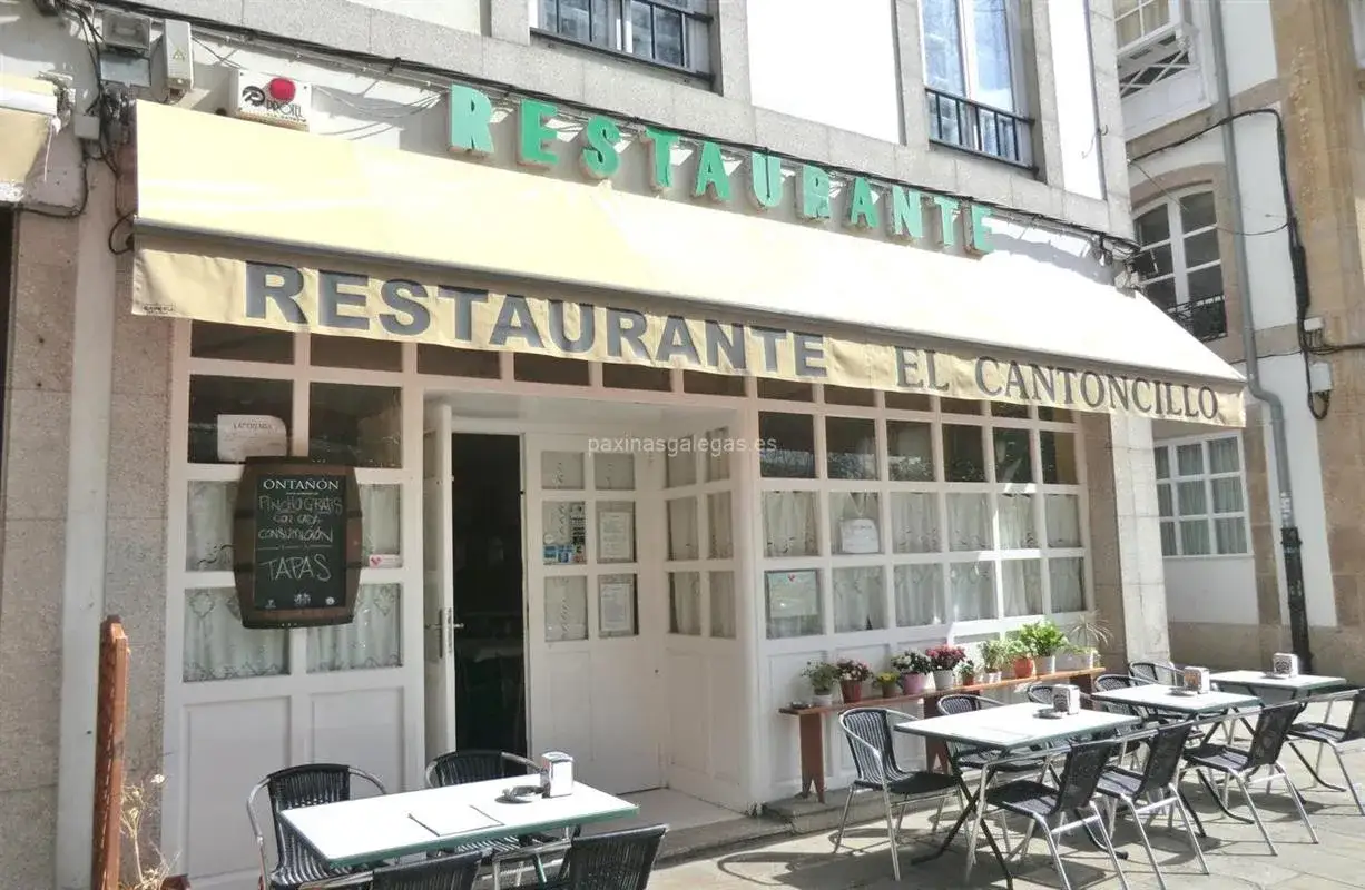 Restaurante El Canticillo, un lugar ideal para comer en Coruña. Mesas en terraza y un cartel de tapas invitan a entrar.