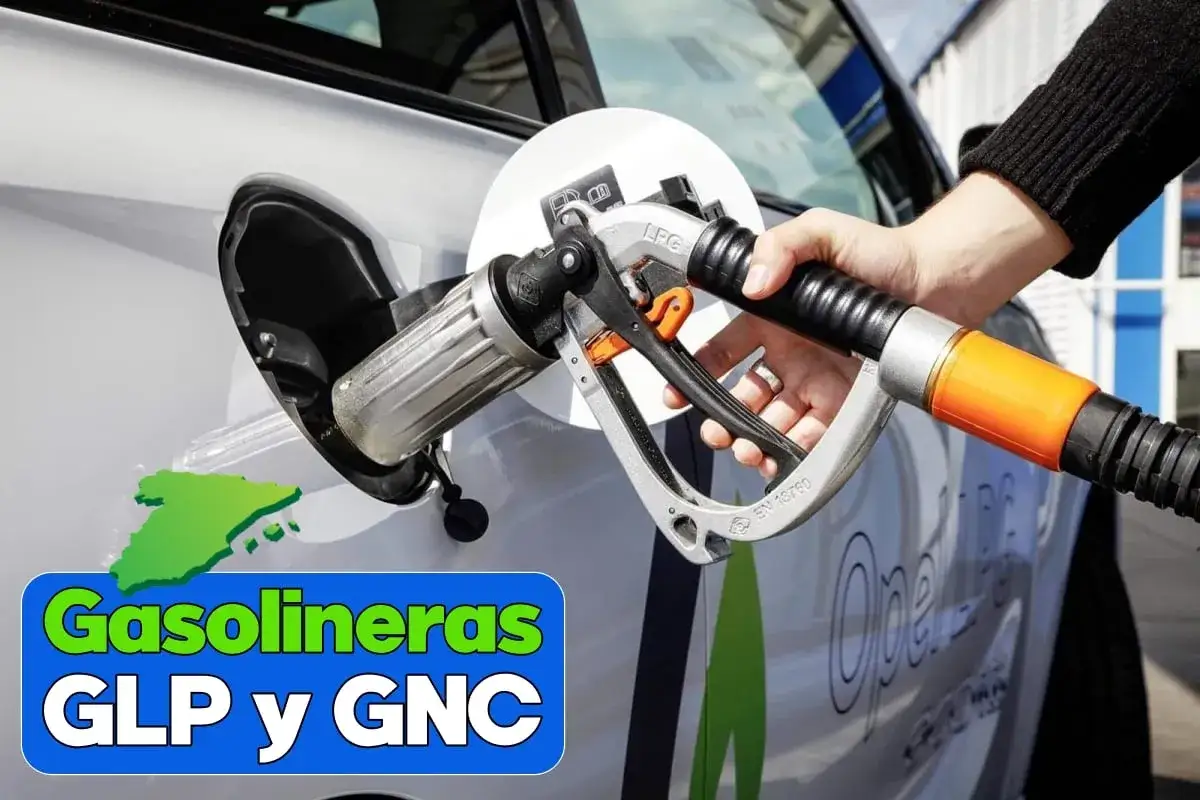 Mano repostando un coche con una manguera de gas. El texto indica