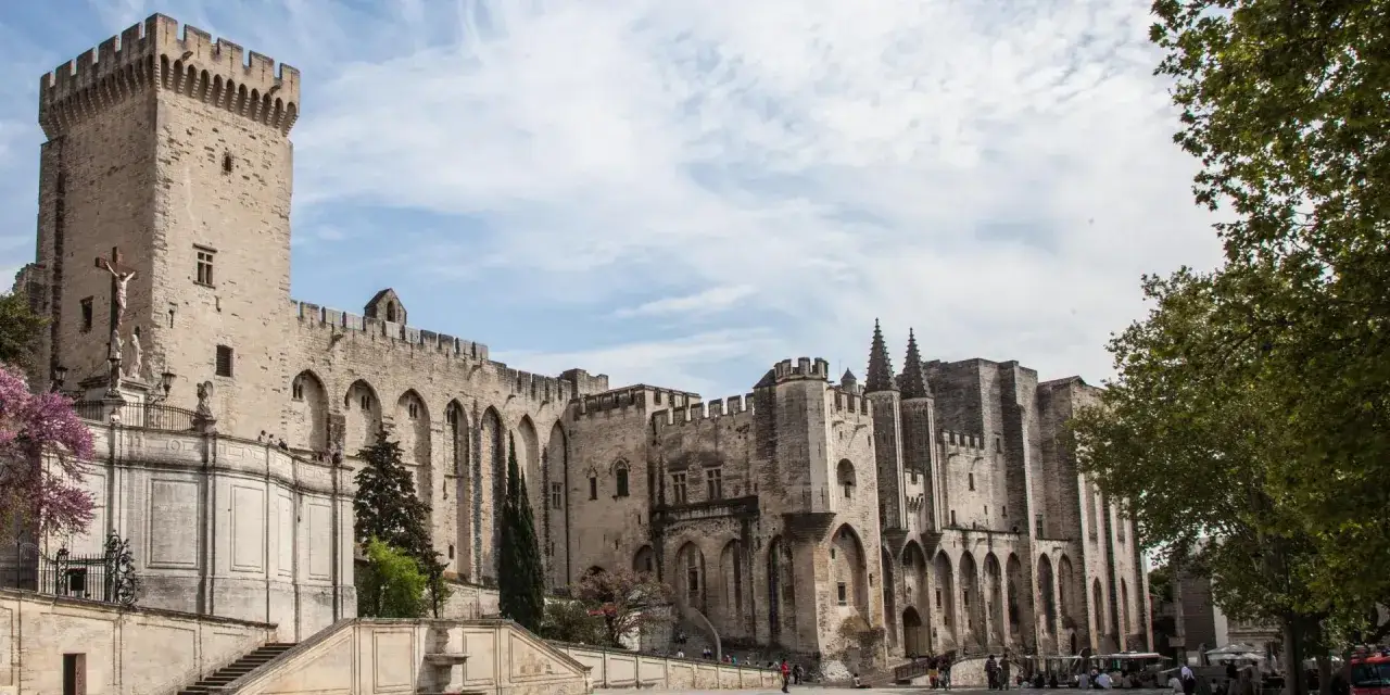 Impresionante Palacio de los Papas, un lugar clave que ver en Avignon. Su imponente arquitectura y su historia te transportan a otra &eacute;poca.