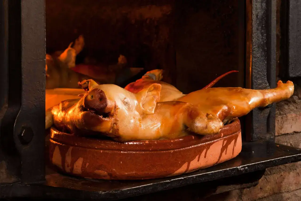 Cochinillo asado en horno de le&ntilde;a, un manjar para saber donde comer en Segovia.
