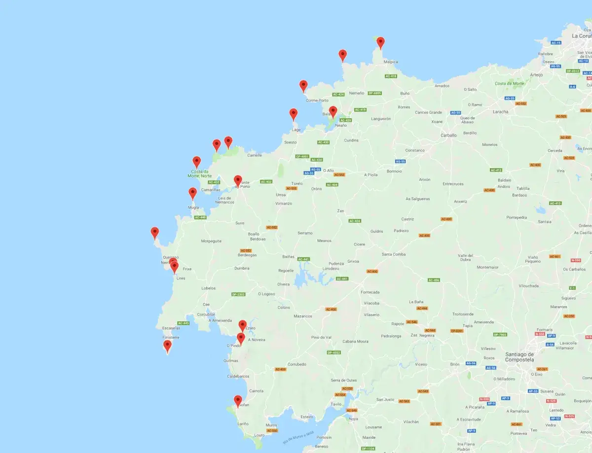 Ruta en coche por la Costa da Morte, con puntos de inter&eacute;s marcados en el mapa.