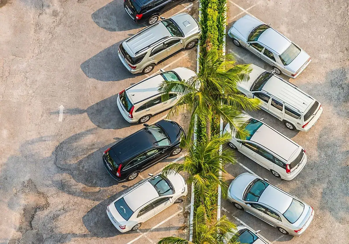 Vista a&eacute;rea de un aparcamiento con varios coches. &iquest;Cu&aacute;ntos coches hay matriculados en Espa&ntilde;a?