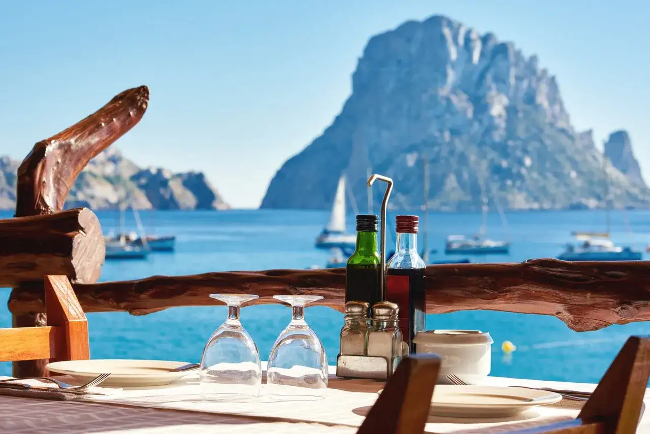 Mesa puesta con vistas al mar en Ibiza. Ideal para saber donde comer en Ibiza y disfrutar de un buen plato.