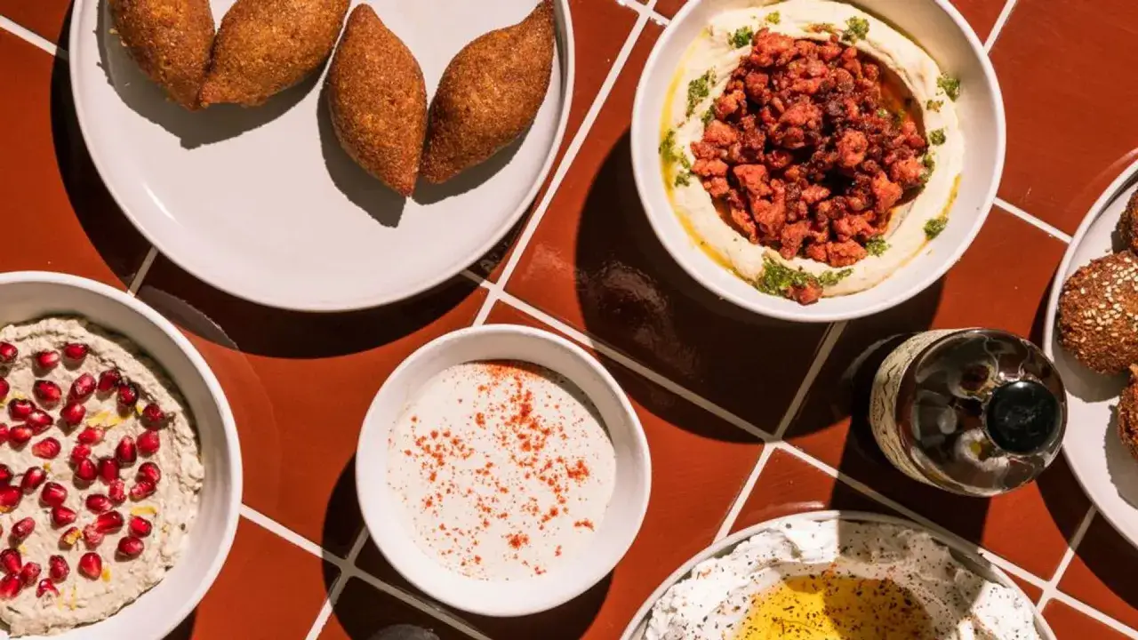 Saborea la gastronom&iacute;a de Madrid: kibbeh, hummus con carne, baba ganoush con granada y m&aacute;s. &iexcl;Un fest&iacute;n para descubrir d&oacute;nde comer en Madrid!