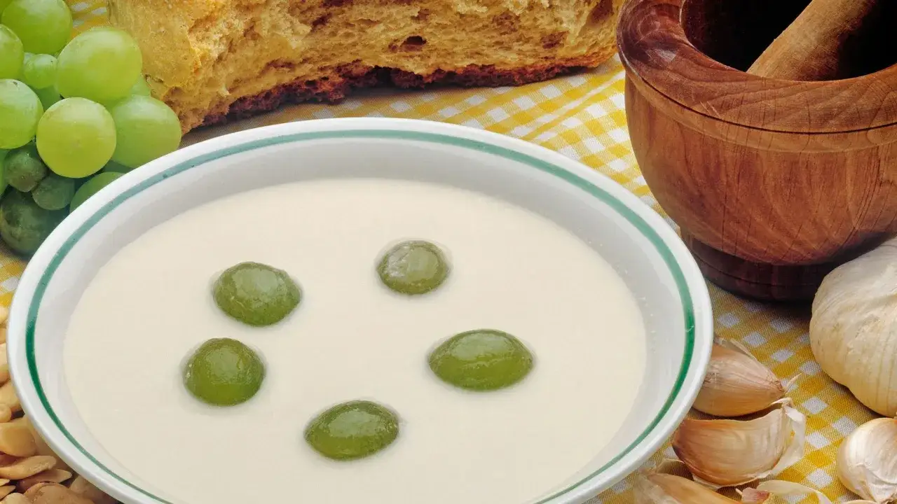 Gazpacho blanco con uvas, pan y ajo. Ideal para saber donde comer en Antequera y disfrutar de sabores tradicionales.