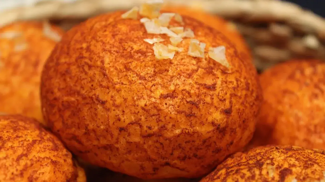 Dulces naranjas con especias y trocitos de fruta confitada, perfectos para tu ruta de donde comer en &Uacute;beda.
