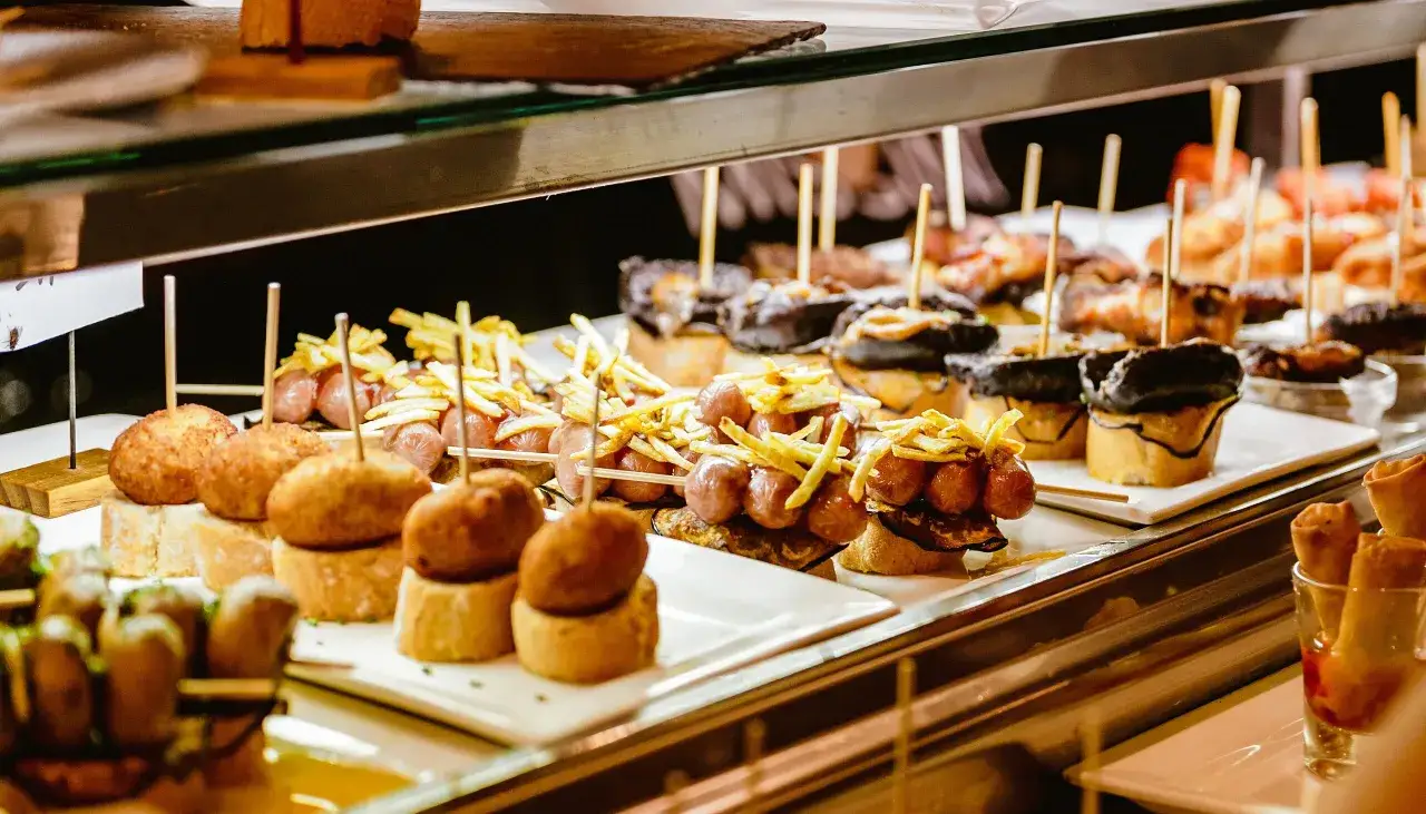 Variedad de pinchos y tapas en Logro&ntilde;o: salchichas con patatas, croquetas, y m&aacute;s. &iexcl;Un fest&iacute;n para decidir d&oacute;nde comer!