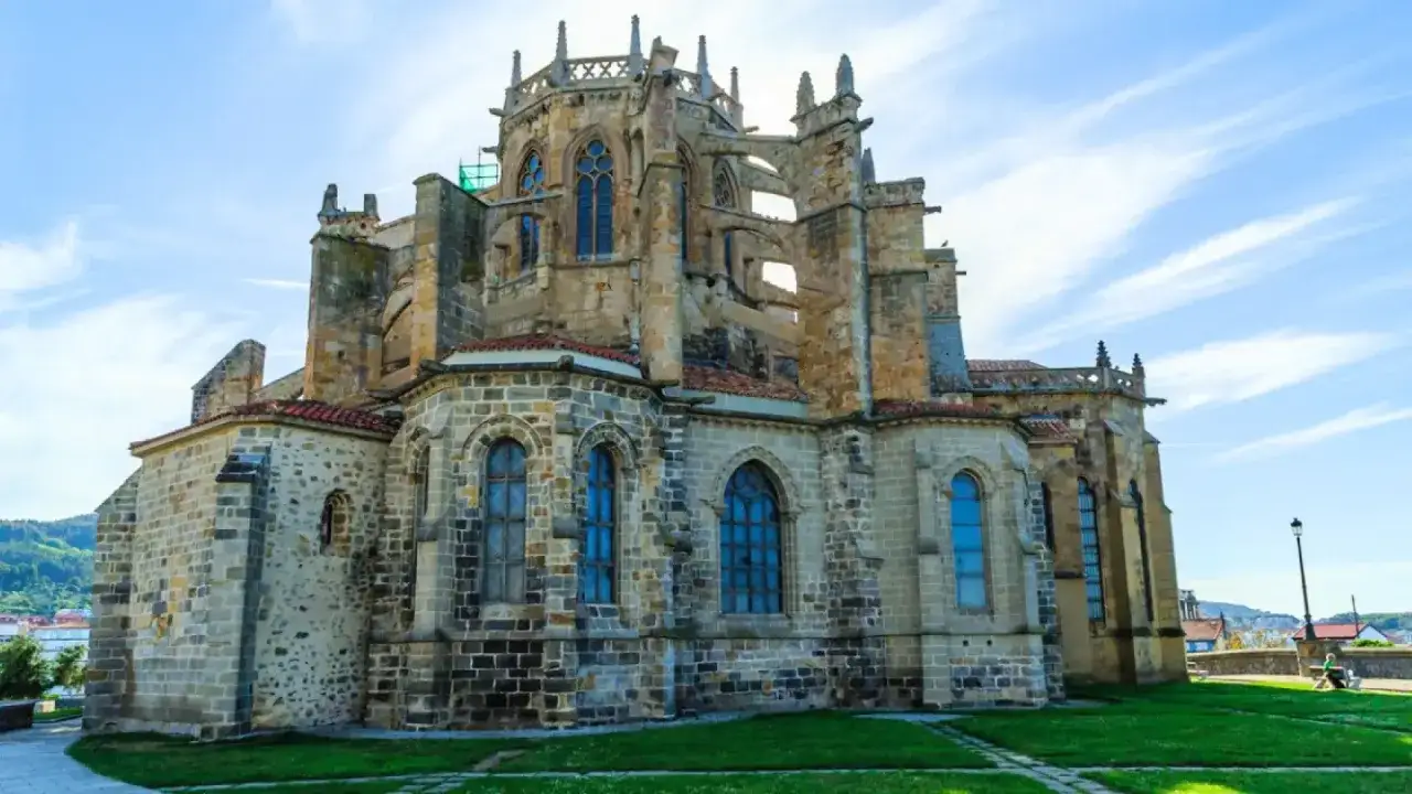 Impresionante iglesia g&oacute;tica, un lugar clave que ver en Castro Urdiales. Sus arcos y vidrieras azules destacan bajo el cielo despejado.