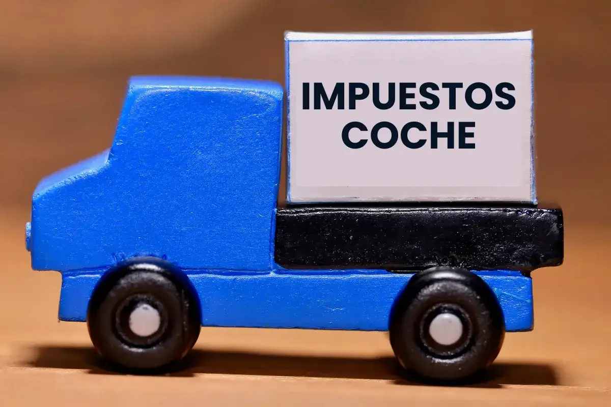 Cami&oacute;n de juguete azul transporta un cartel que dice 