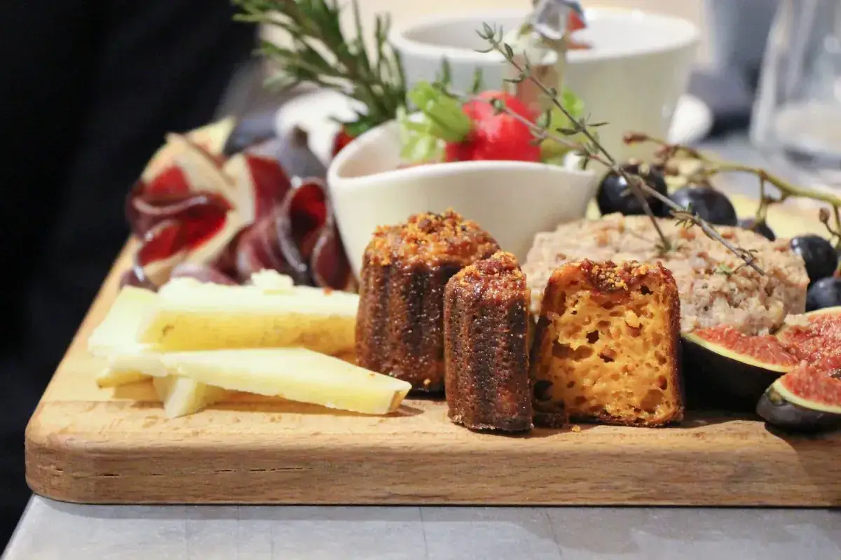 Tabla de quesos y embutidos, con cannel&eacute;s, higos y uvas, perfecta para comer en Burdeos.