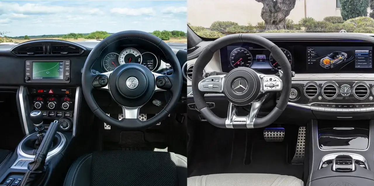 Interior de coche deportivo con palanca de cambios manual a la izquierda y lujoso coche autom&aacute;tico a la derecha.