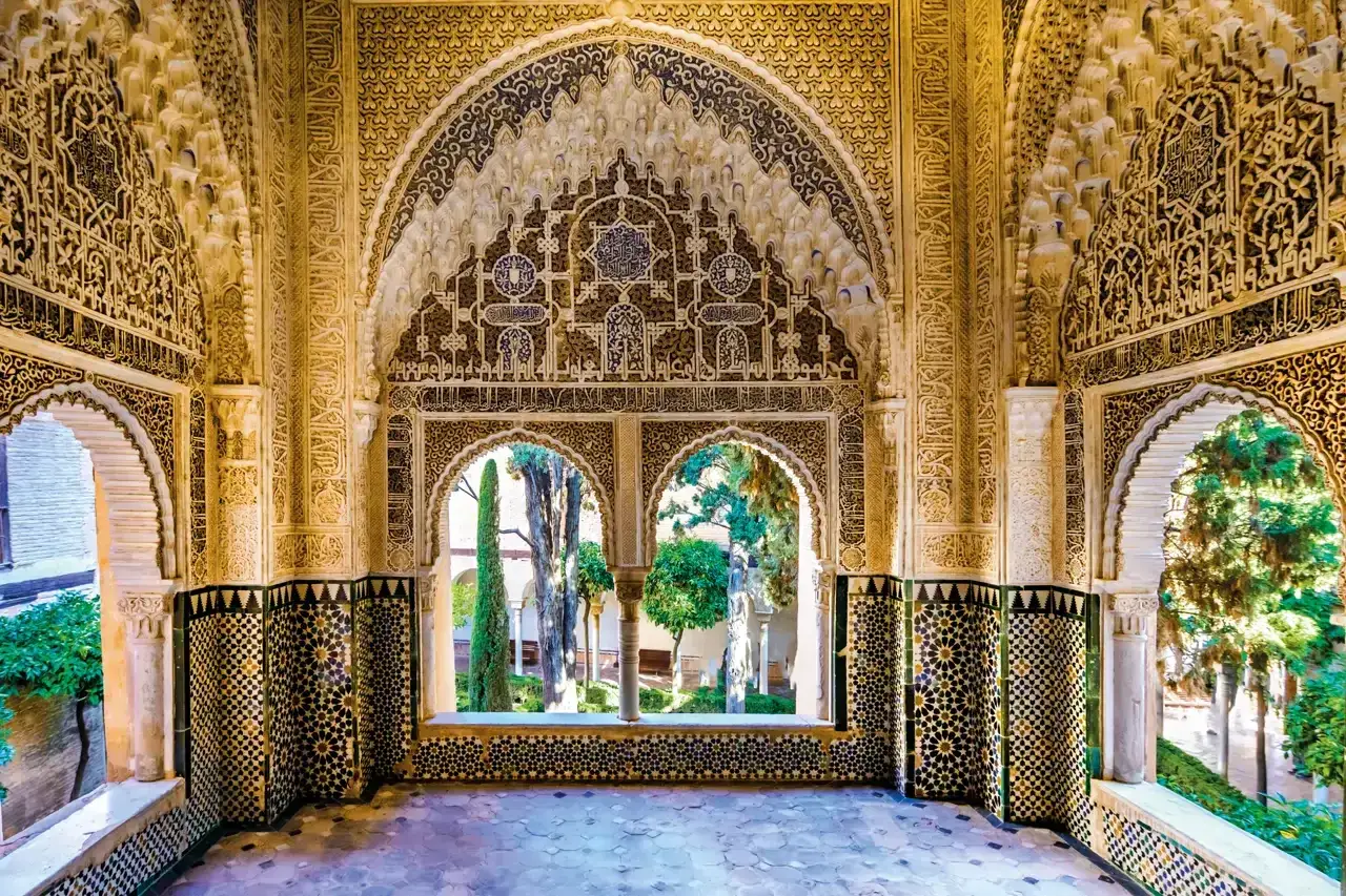 Detalles intrincados de la Alhambra, perfectos para tu itinerario de que ver en Granada en dos d&iacute;as.