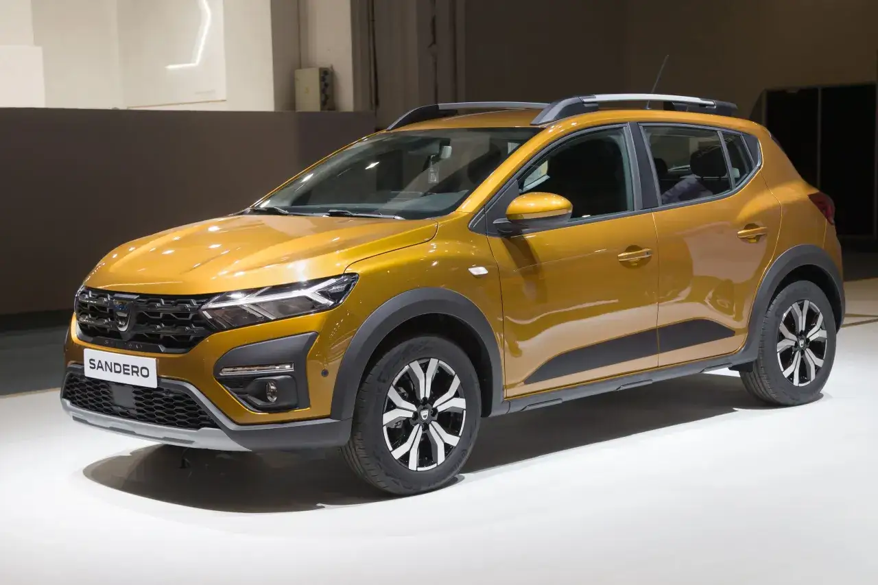 Dacia Sandero en color dorado, un coche pr&aacute;ctico y econ&oacute;mico, ideal para quienes buscan coches baratos de mantener.