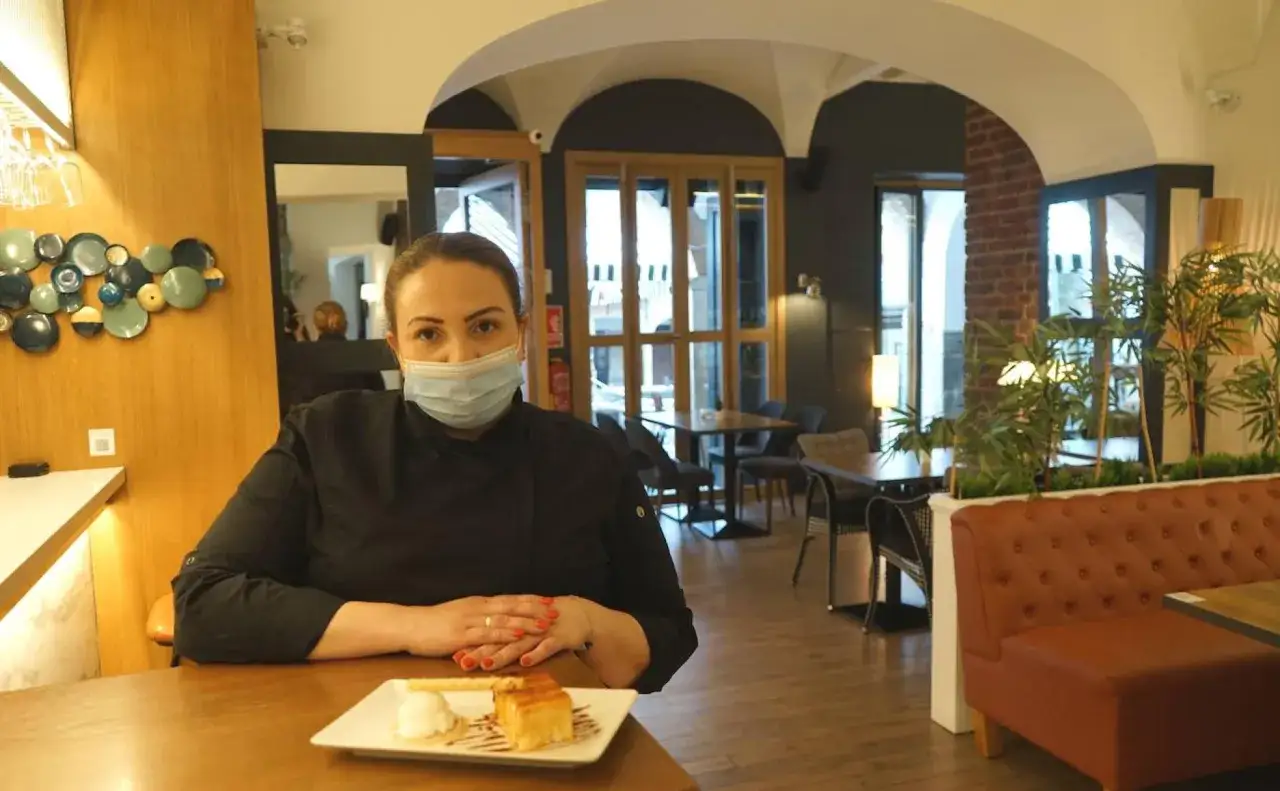 Chef con mascarilla en un restaurante moderno. Un postre con helado y bizcocho en primer plano. Ideal para saber donde comer en Zafra.