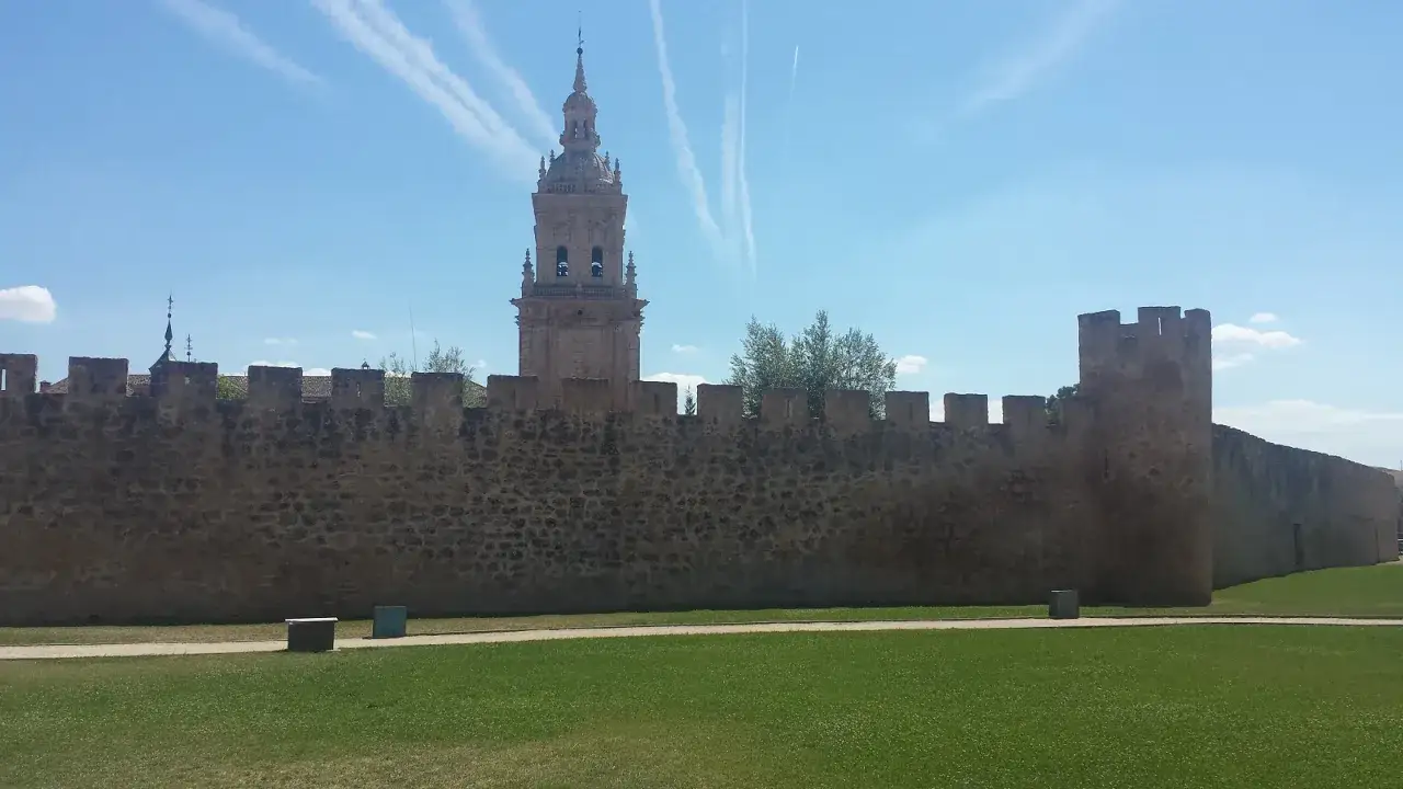 Murallas de Burgo de Osma con torre campanario al fondo. Un lugar hist&oacute;rico que ver.