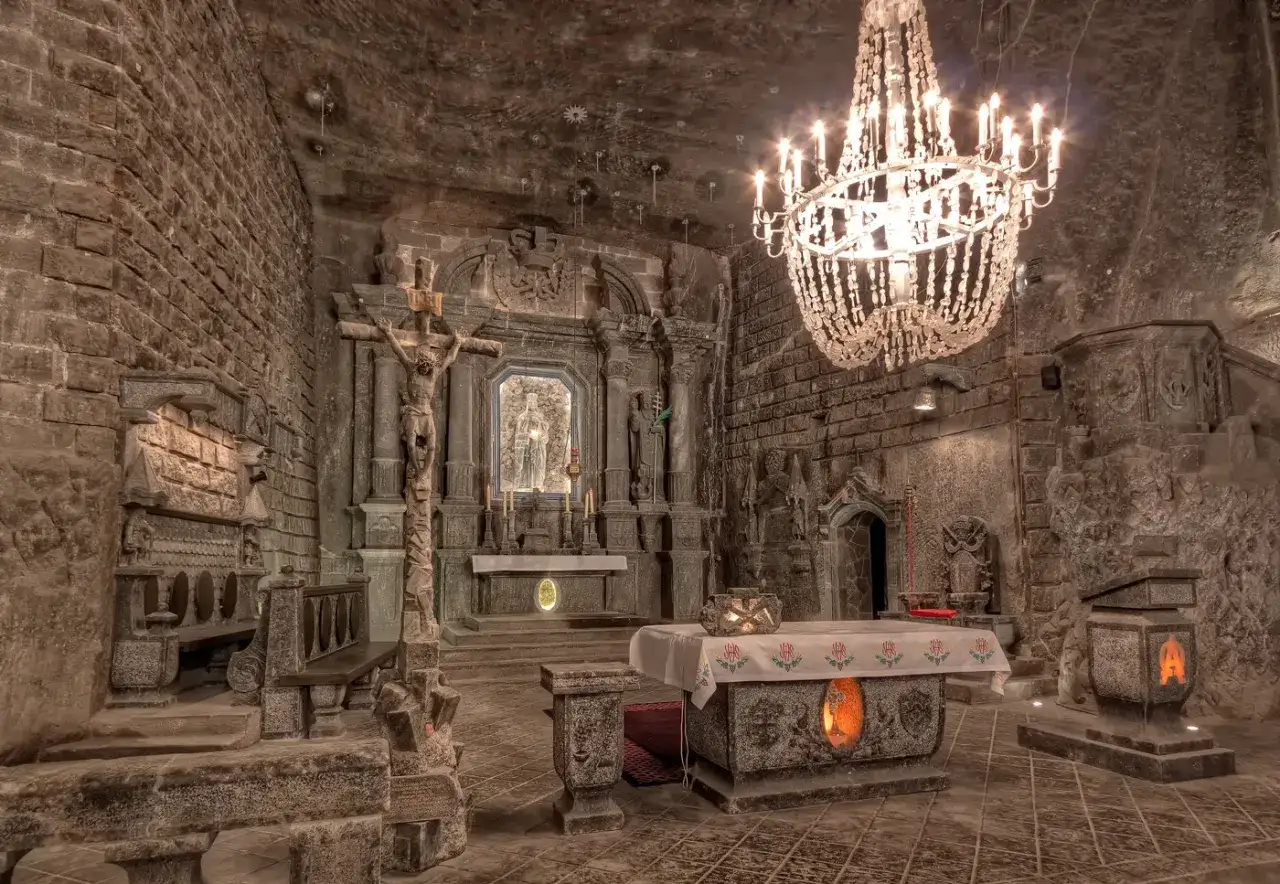 Capilla subterránea tallada en sal, con un crucifijo, altar y candelabro. Una maravilla de las excursiones en Krakow.
