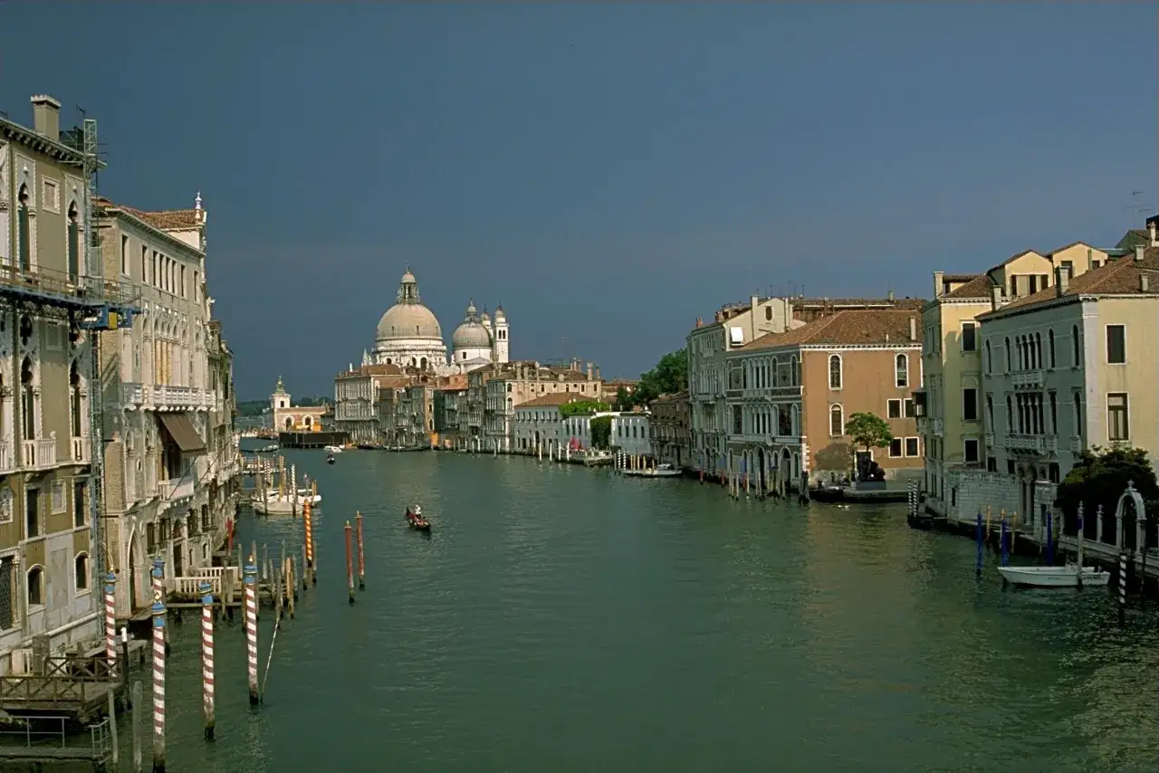 Un paseo en g&oacute;ndola por el Gran Canal es esencial para saber qu&eacute; ver en Venecia en dos d&iacute;as. Edificios hist&oacute;ricos y la Bas&iacute;lica de Santa Maria della Salute.