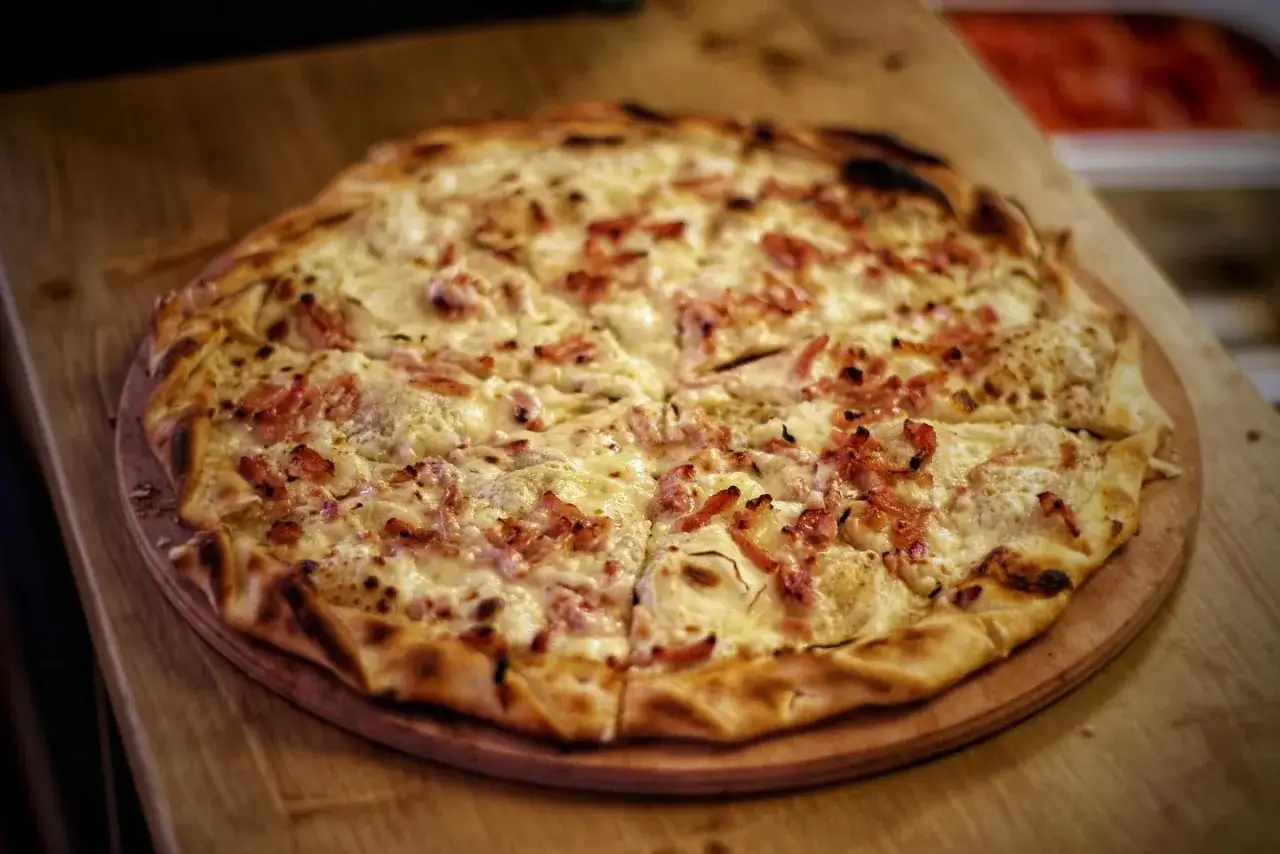 Tarta flamb&eacute;e con queso y tocino, ideal para comer barato en Par&iacute;s.
