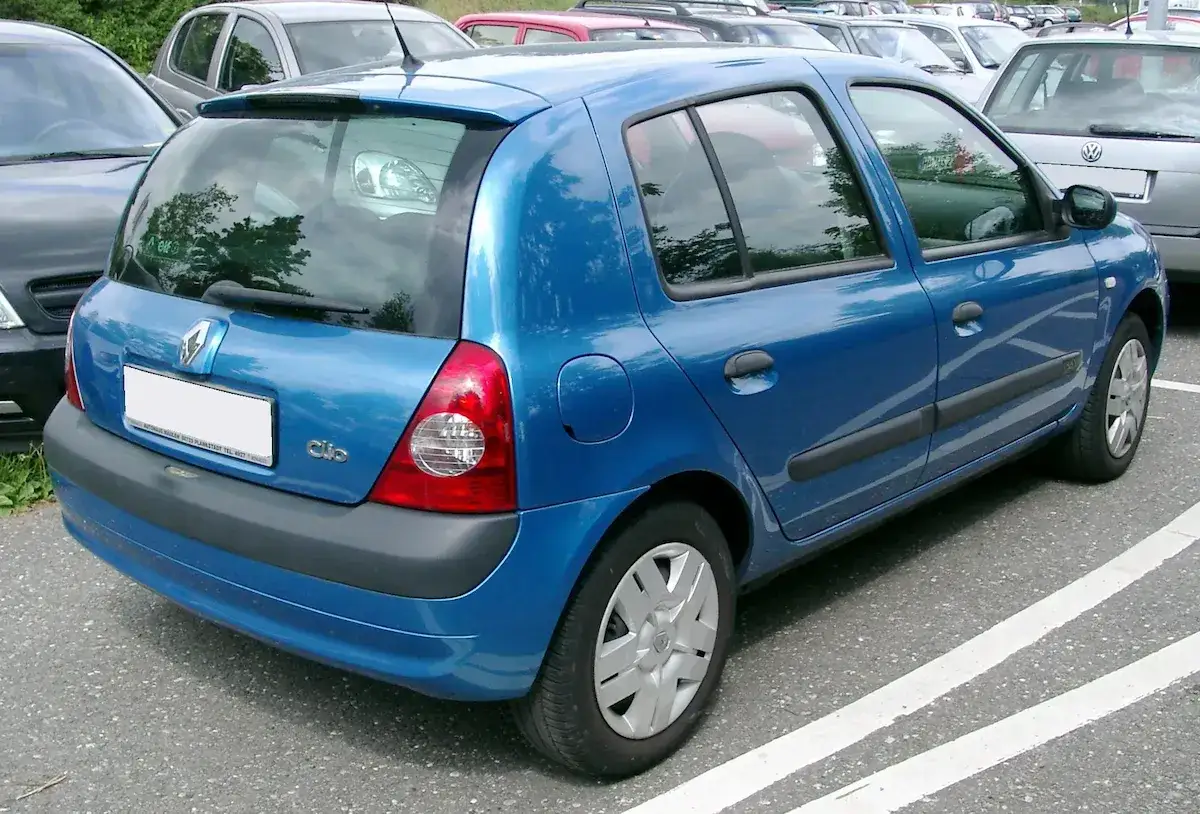 Un Renault Clio azul, un veh&iacute;culo de ocasi&oacute;n, aparcado en un parking.